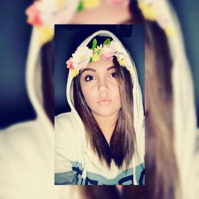 Profile Picture of Molly Flores (@mollyflores2001) on Twitter