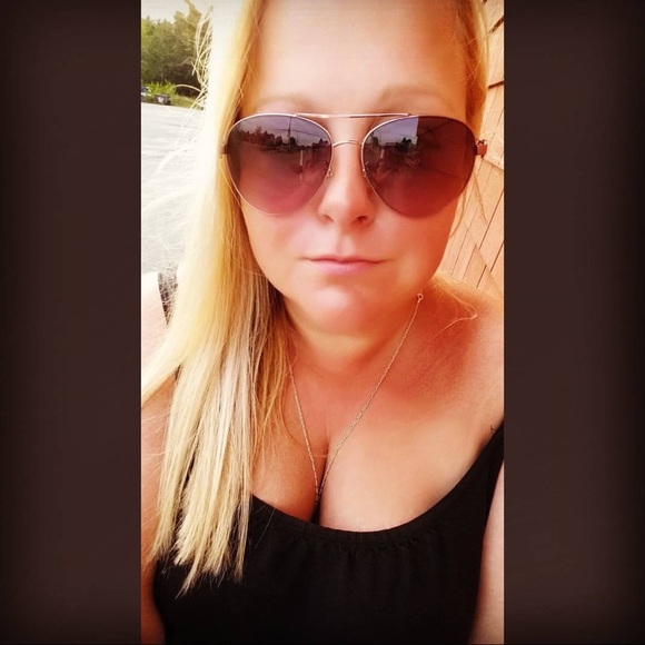 Profile Picture of Terri Dyer (@ny_blondegirl) on Poshmark