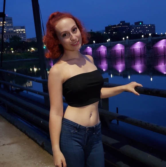 Profile Picture of Breyona Bishop (@breyona) on Poshmark