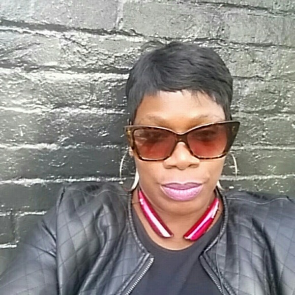 Profile Picture of Cynthia Howard (@boobookitty49) on Poshmark