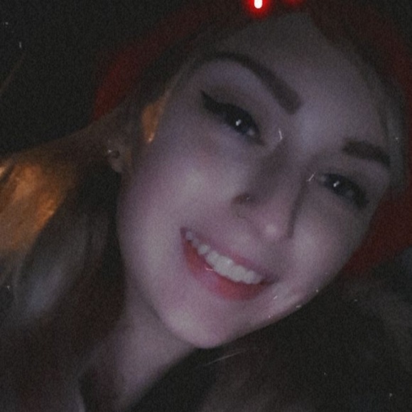Profile Picture of Nicole Reinke (@nicole321love) on Poshmark