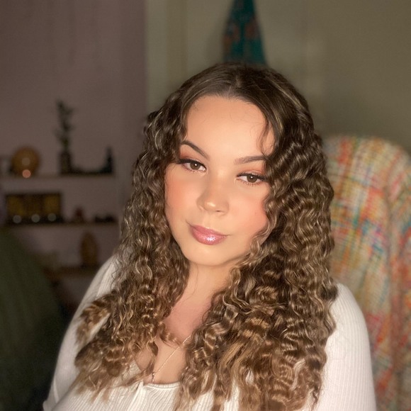 Profile Picture of Alix Rozynski (@alixrozynski) on Poshmark