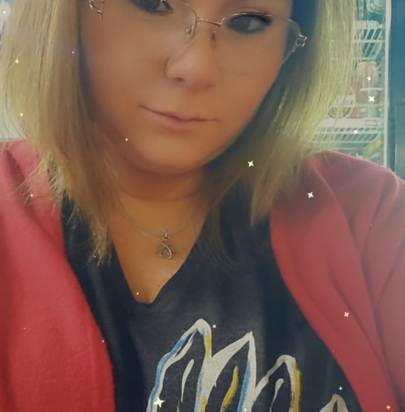 Profile Picture of Christina Searles (@tinax6) on Poshmark