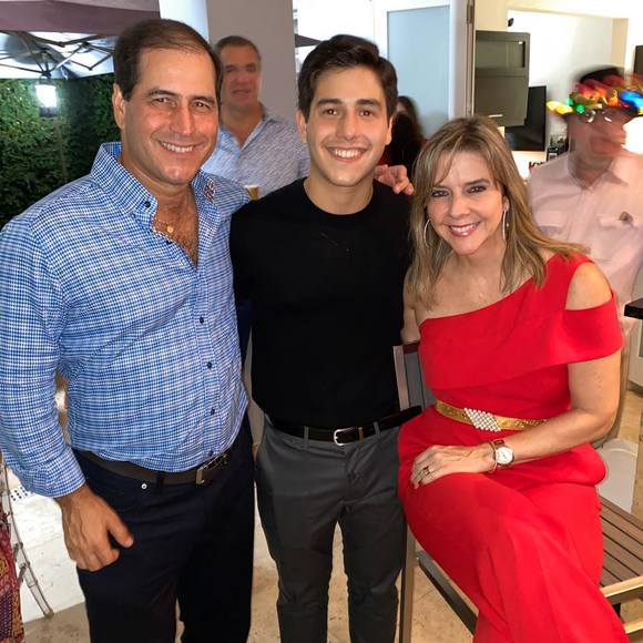 Profile Picture of Andy Gorbea (@andy_gorbea) on Poshmark