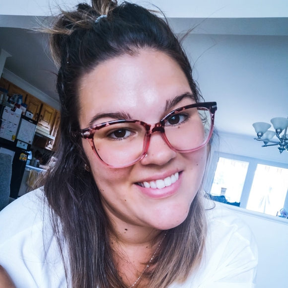 Profile Picture of Gabrielle Binette (@gabybinette) on Poshmark