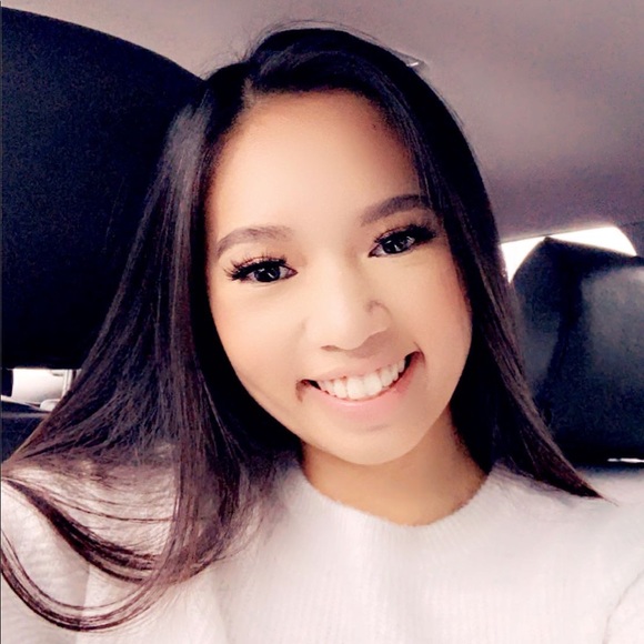 Profile Picture of Lyna Tran (@lynaaatran) on Poshmark