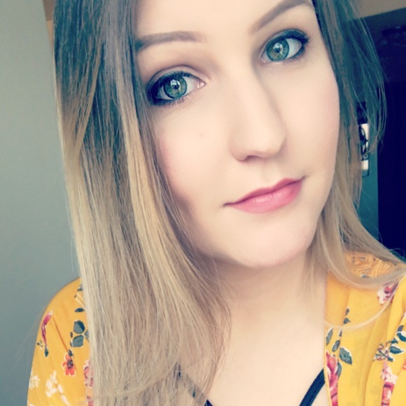 Profile Picture of Cassie Ledgerwood (@lifeafter23) on Poshmark