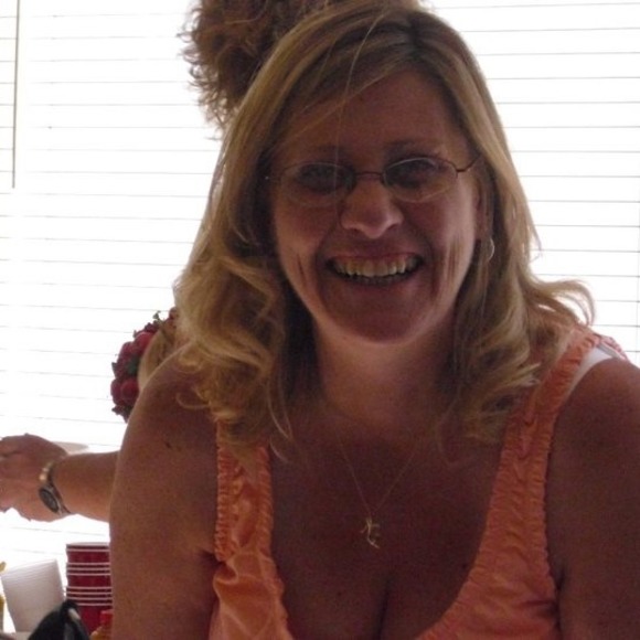 Profile Picture of Sandy Peppas (@iamyaiyai) on Poshmark