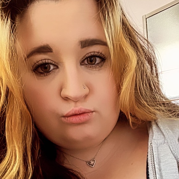 Profile Picture of Shelby Ditoto (@shelalelaburbs) on Poshmark