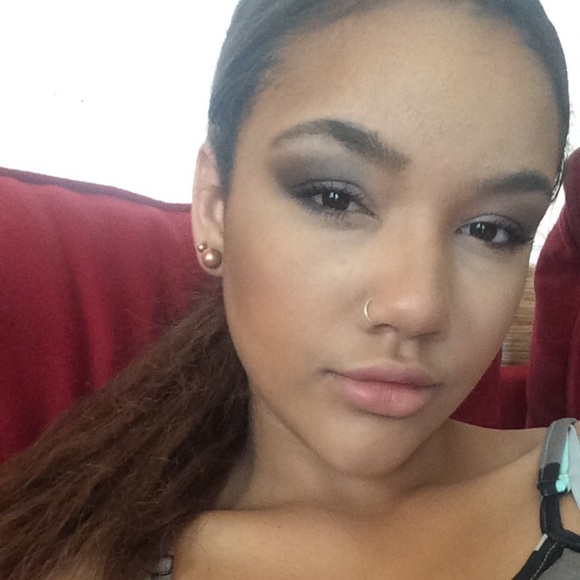 Profile Picture of Ivana Harshbarger (@inicolle_) on Poshmark