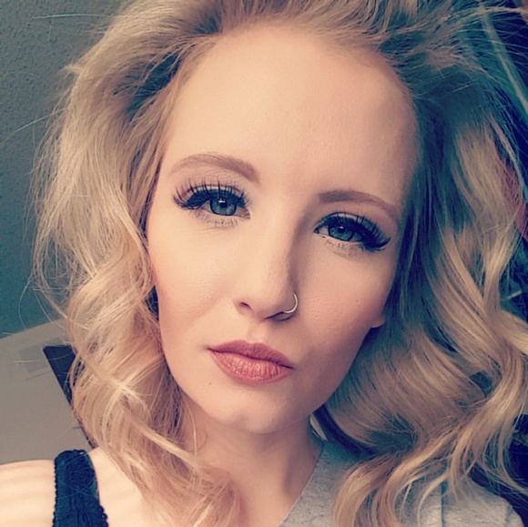 Profile Picture of Jane Linenberger (@jlinny0812) on Poshmark