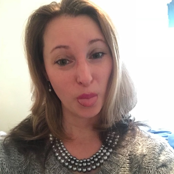 Profile Picture of Laura Wholey (@lawholey) on Poshmark