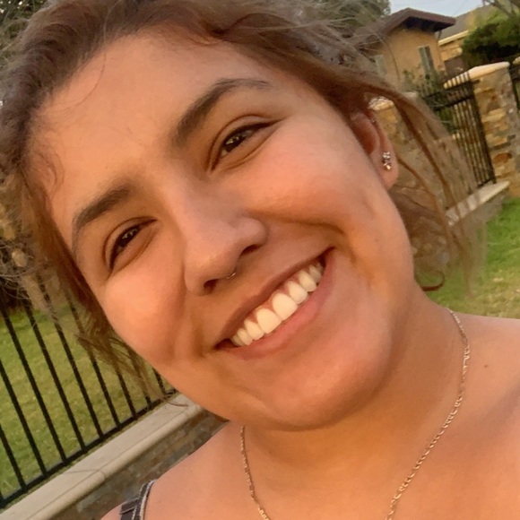 Profile Picture of Alexis Ulloa (@alexissulloaa_) on Poshmark