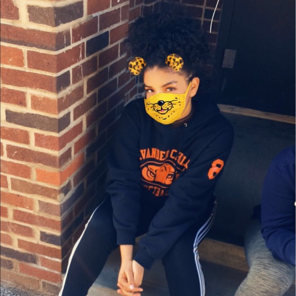 Profile Picture of Amanda Collado (@fairymanda) on Poshmark