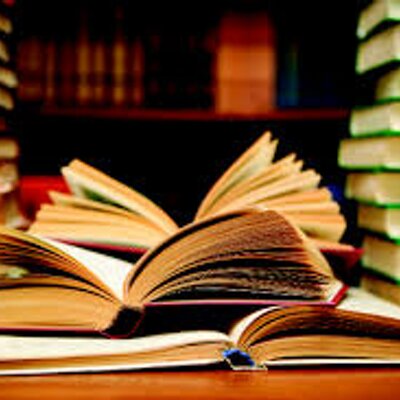 Profile Picture of Dee Rowe (@BookwormsHole) on Twitter