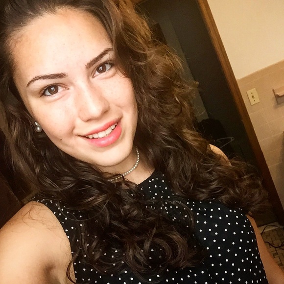 Profile Picture of Michaela Hvizdak (@michaelahvizdak) on Poshmark
