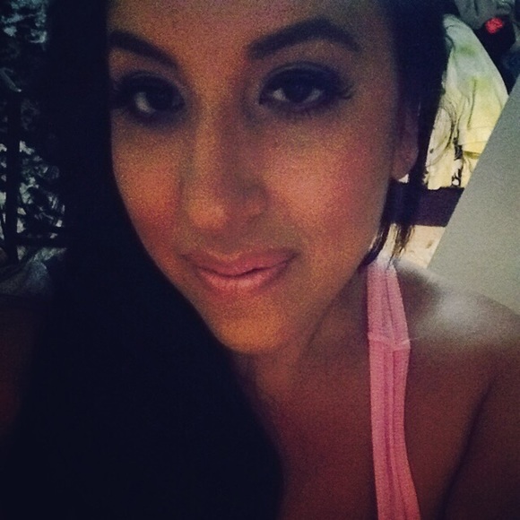Profile Picture of Aimee Bissaillon (@aimeenicole33) on Poshmark