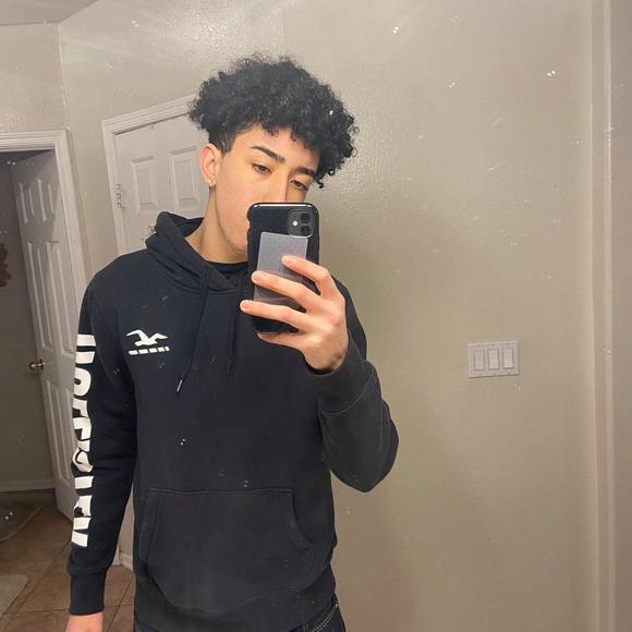 Profile Picture of Aaron Palafox (@aaronpalafox20) on Poshmark