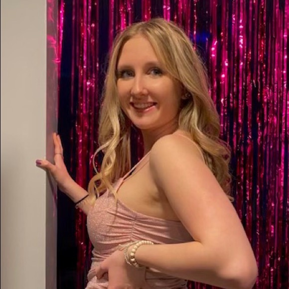 Profile Picture of Danielle Donato (@danielledona221) on Poshmark