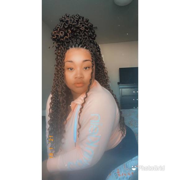 Profile Picture of Aliyah Wahrmann (@awahrmann) on Poshmark