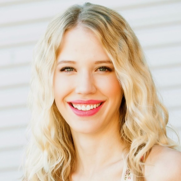 Profile Picture of Amanda Koehler (@amandaskoehler) on Poshmark
