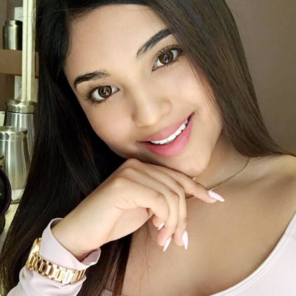 Profile Picture of Alexia Leos (@alexialeos20) on Poshmark