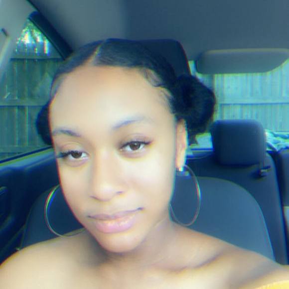 Profile Picture of Aja Joseph (@ajalynnn_) on Poshmark