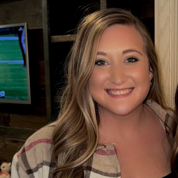 Profile Picture of Ally Croner (@ally_wise) on Poshmark
