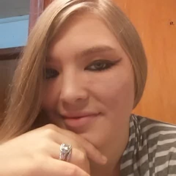 Profile Picture of Kelsie Arnold (@kelsie_arnold) on Poshmark