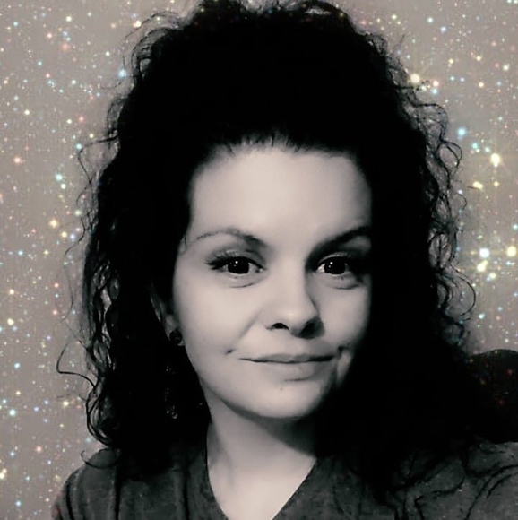 Profile Picture of Jessica Nazelrod (@fluffynaz) on Poshmark