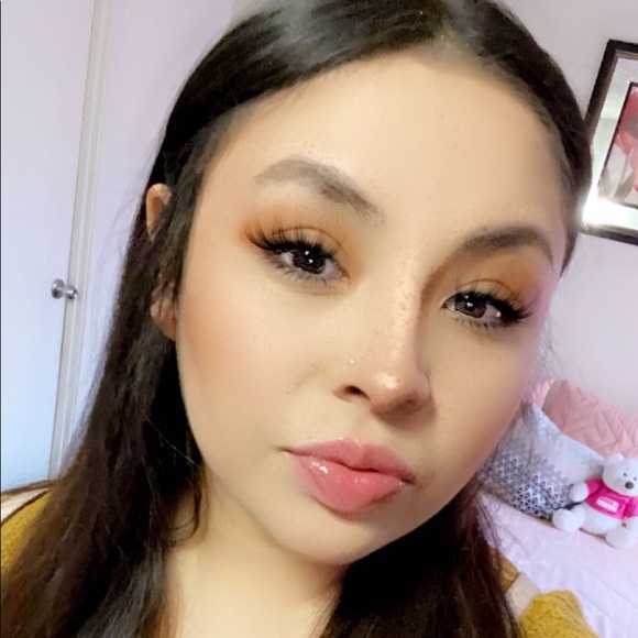 Profile Photo of Stephanie Bautista (@stephaniebau229) on Poshmark