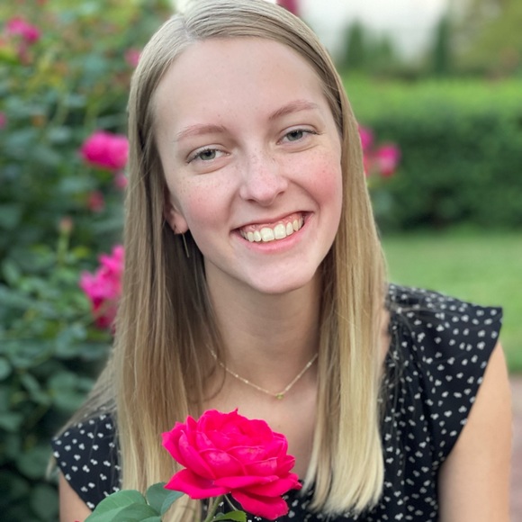 Profile Picture of Alyssa Belitz (@ambelitz) on Poshmark