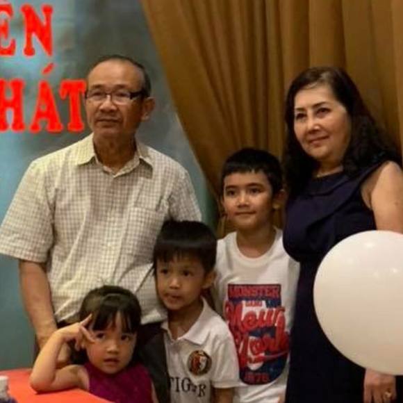 Profile Picture of Hoa Chau (@hoachau80) on Poshmark