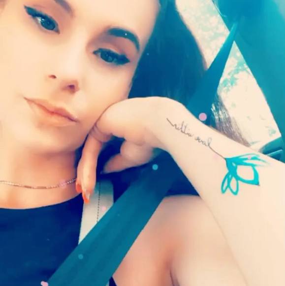 Taylor Penney - Poshmark Profile Picture of Taylor Penney (@avayapearl25) on Poshmark