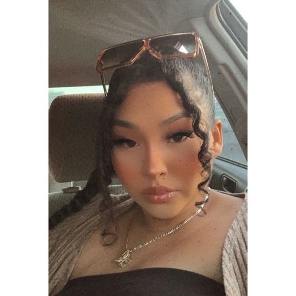 Profile Picture of Alexis Gusman (@alexisgusman) on Poshmark