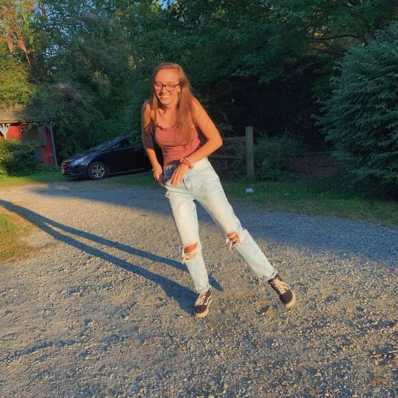 Tori Hanna - Poshmark Profile Picture of Tori Hanna (@toriannhanna) on Poshmark