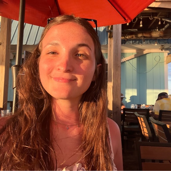 Profile Picture of Eduarda Hanauer (@dudahanauer779) on Poshmark