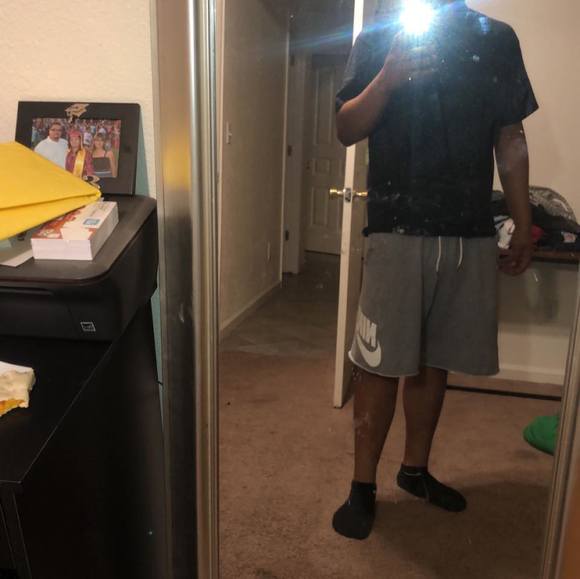 Profile Picture of Lorenzo Servin (@lorenzoservin) on Poshmark