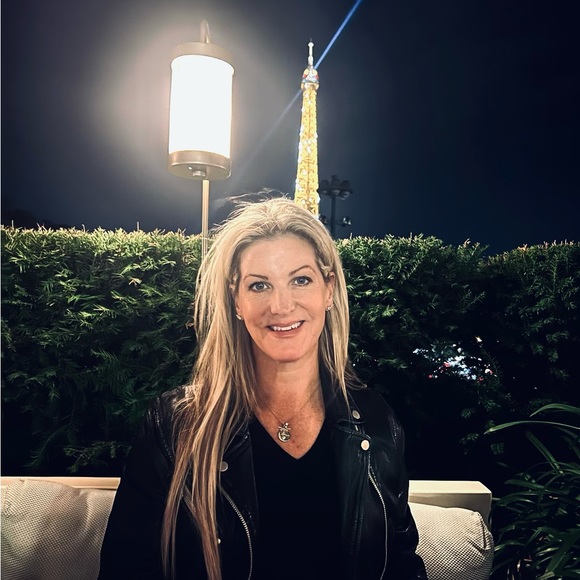 Profile Picture of Lisa Checkoway (@lmfmedia) on Poshmark