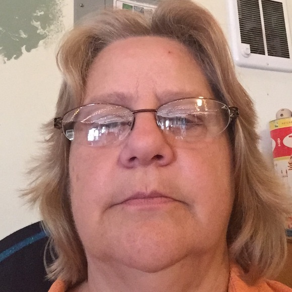 Profile Picture of Diane Ayers (@dolphin0288) on Poshmark