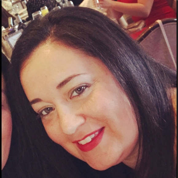 Profile Picture of Tara Iannibelli (@stopdropandshop) on Poshmark