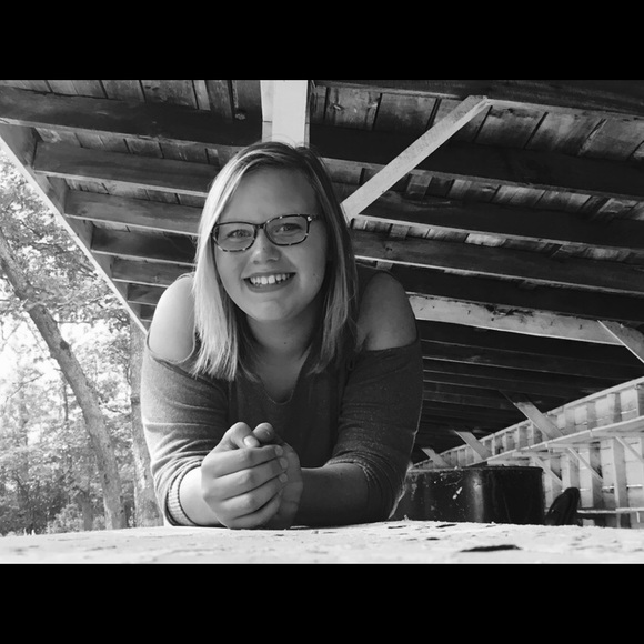 Profile Picture of Ava Kuklinski (@avakate3012) on Poshmark