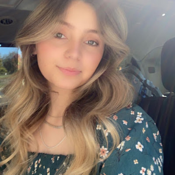 Profile Picture of Kylee Friend (@kyleefriend27) on Poshmark