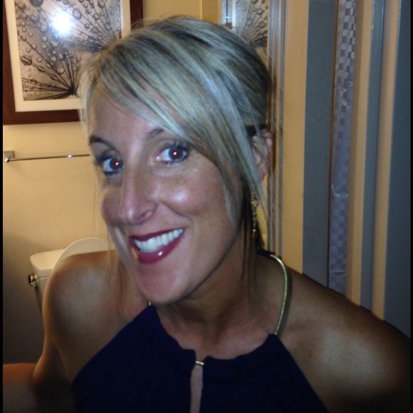 Profile Picture of Kristelle Hezel (@hezelk) on Poshmark