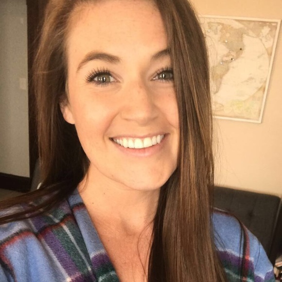 Profile Picture of Holly Benson (@hollypatricia1) on Poshmark