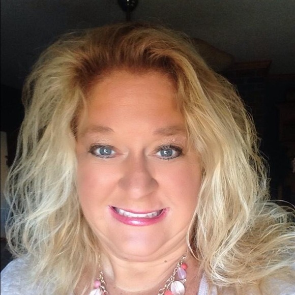 Profile Picture of Nancy James (@nancyj64) on Poshmark