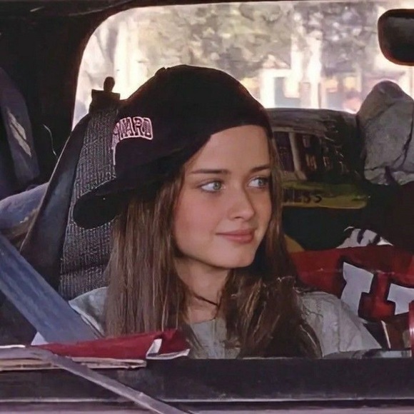 Profile Picture of Halle Pretlow (@halle465) on Poshmark