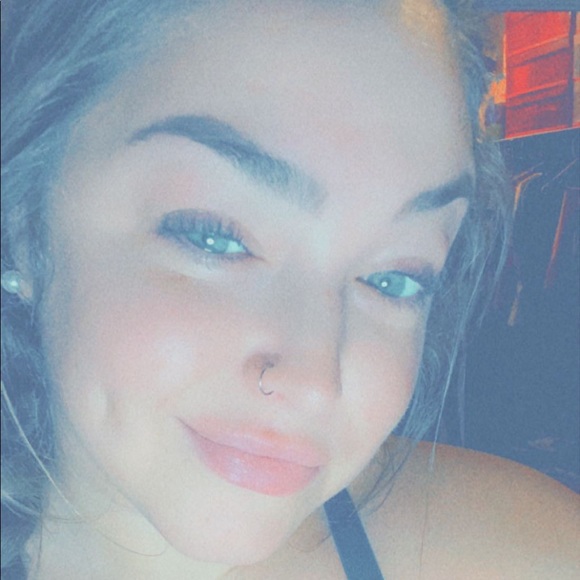 Profile Picture of Chelsi Hall (@chelsi_hall) on Poshmark