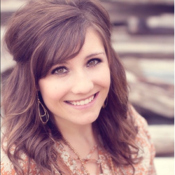 Profile Picture of Katie Damele (@kedamele) on Poshmark