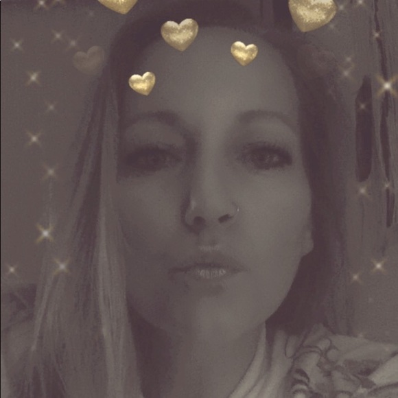 Profile Picture of Rachelle Capka (@rachellecapka) on Poshmark